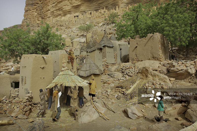 马里邦贾加拉悬崖下的多贡族村庄图片素材