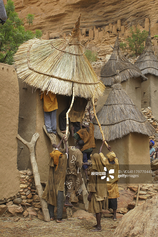 马里邦贾加拉悬崖下的多贡族村庄图片素材