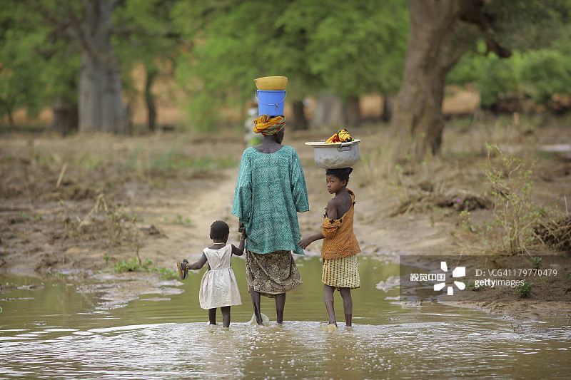马里：多贡族家庭在洪水中行走图片素材
