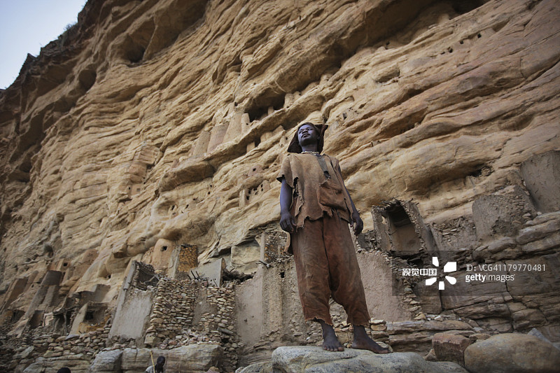 马里邦贾加拉悬崖下的多贡族村庄图片素材