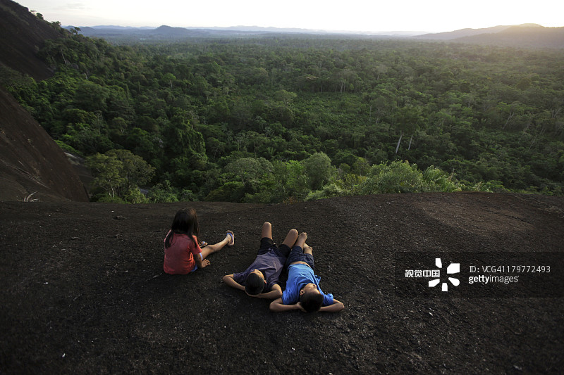 俯瞰亚马逊雨林的皮aroa部落儿童图片素材