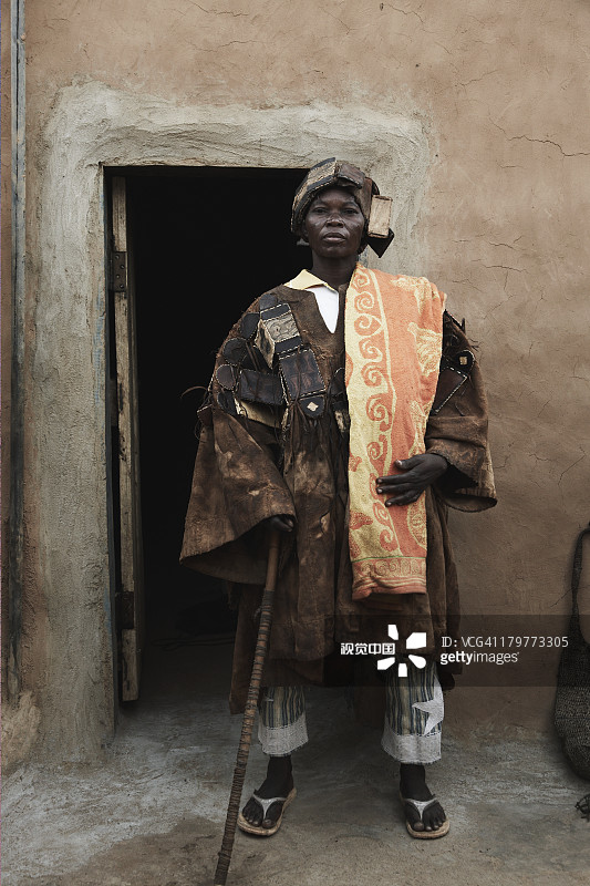 穿着已故丈夫外套的骄傲女性图片素材