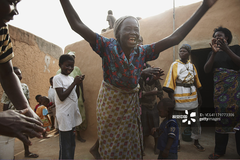 一群人在泥泞的院子里跳舞图片素材
