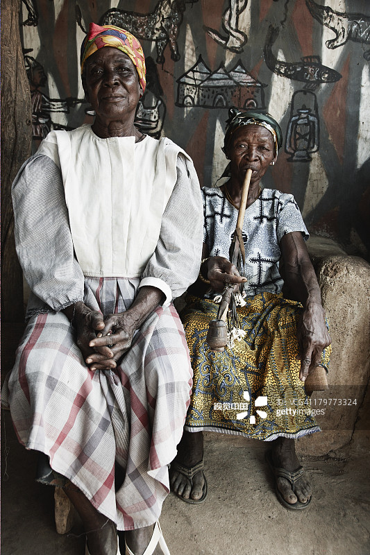 母女坐在泥屋里图片素材