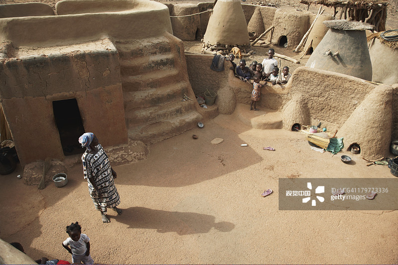 泥屋院落中的家庭图片素材