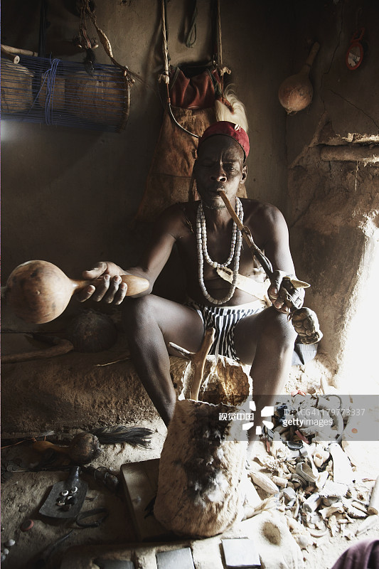 坐在泥屋里的巫医图片素材