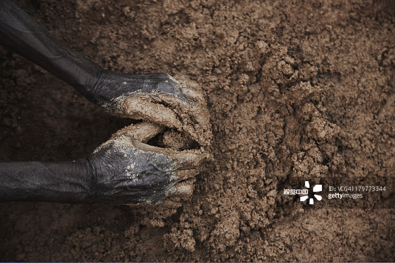 老人制作泥土小屋图片素材