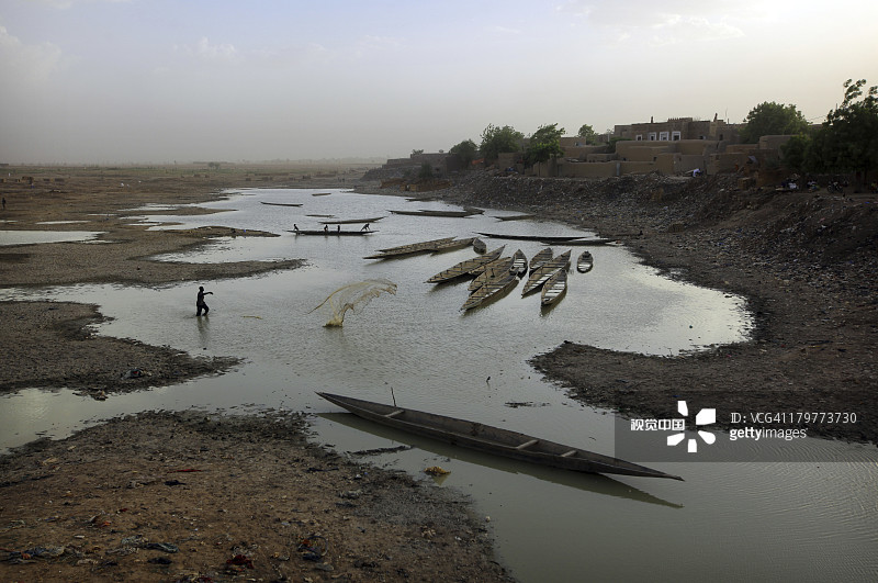 马里杰内，渔民在巴尼河撒网图片素材