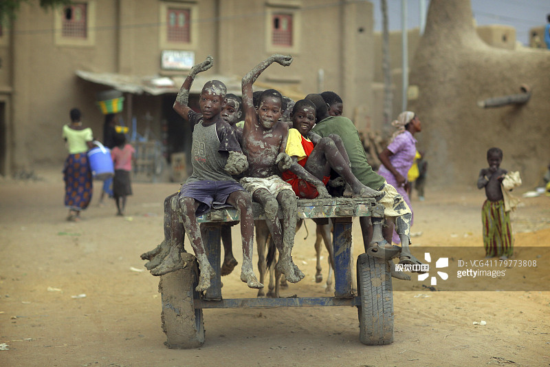 孩子们和大清真寺的驴车，杰内图片素材