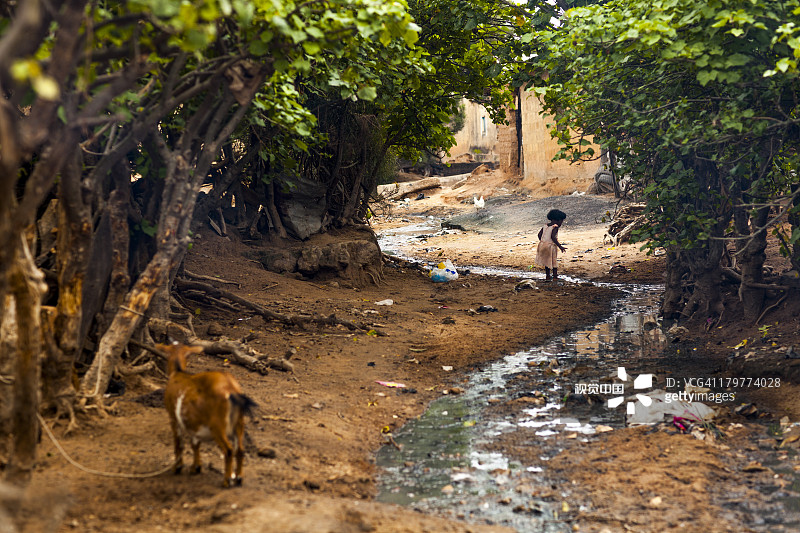 污水沟穿过村庄图片素材