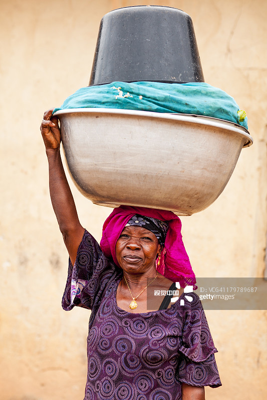 头顶行李的加纳妇女图片素材