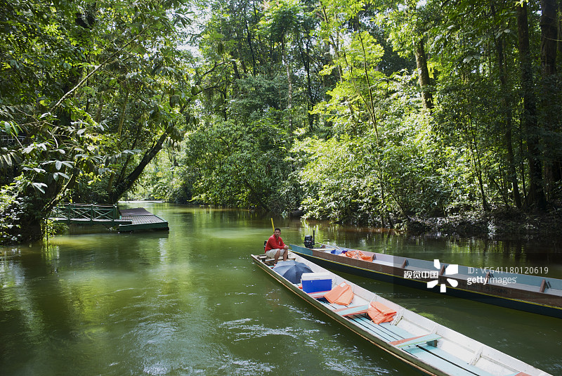 在美里瑙河上长船上的男人图片素材