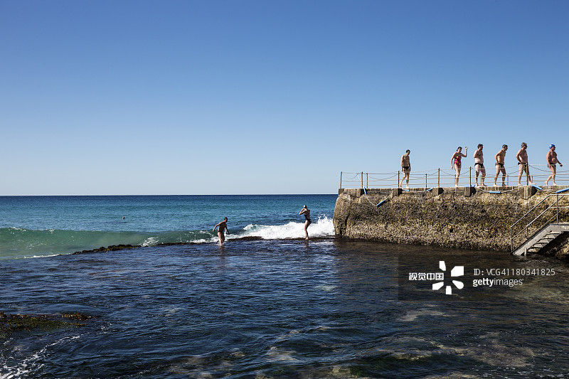 邦迪冰山泳池的游泳者图片素材