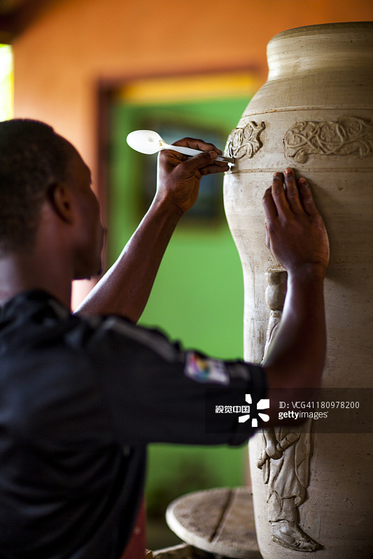 文化中心的手工陶艺艺术家图片素材