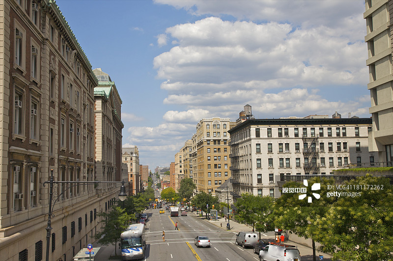 高楼大厦环绕的繁华大道图片素材