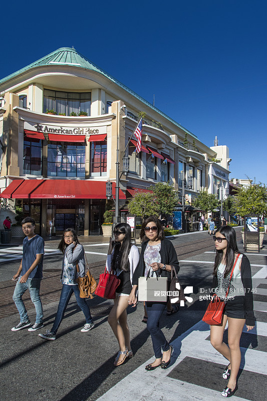 在W 3rd Steet购物的青少年图片素材