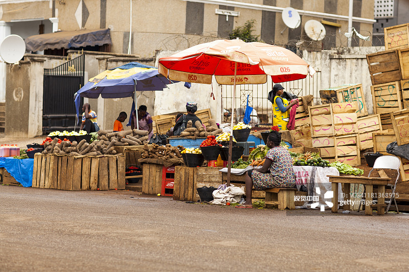 用木箱售卖的市场摊位图片素材