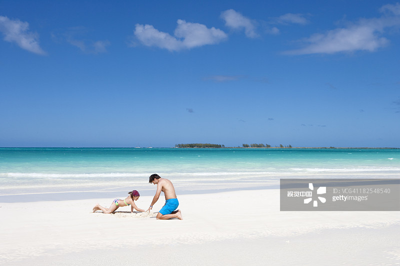 父女在Playa Pilar海滩图片素材