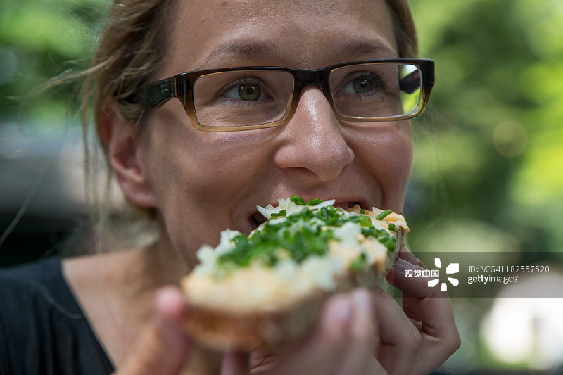 年轻女人在啤酒花园享受奥巴兹达图片素材
