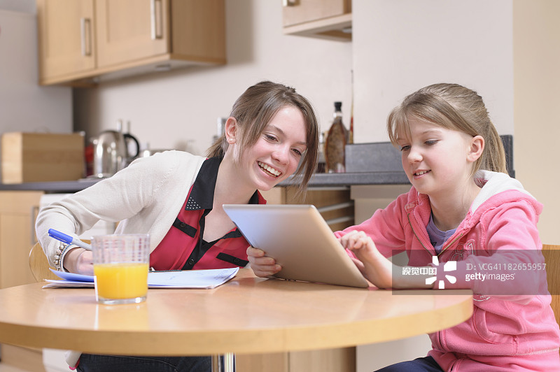 白人女孩一起使用平板电脑图片素材