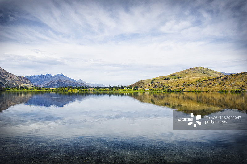 云彩倒映在宁静的乡村湖泊，海斯湖，南岛，新西兰图片素材