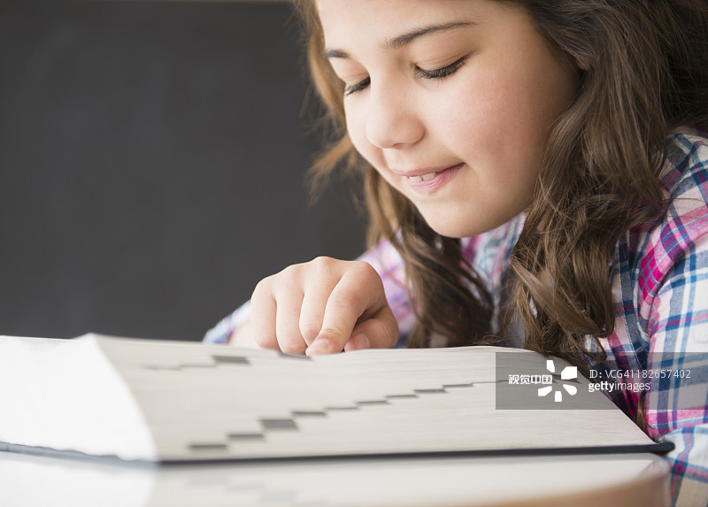 西班牙裔女孩在字典里查单词图片素材