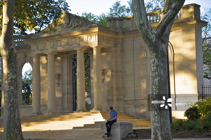 博物馆入口台阶旁的孤独男子图片素材