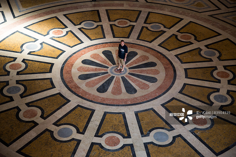 阿尔法玛区国家先贤祠地板上的男人图片素材