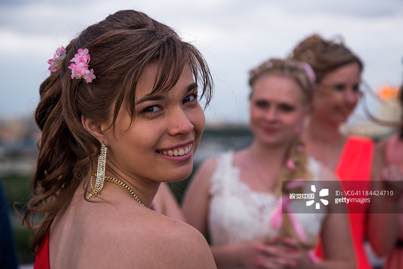 年轻女孩在麻雀山庆祝毕业图片素材