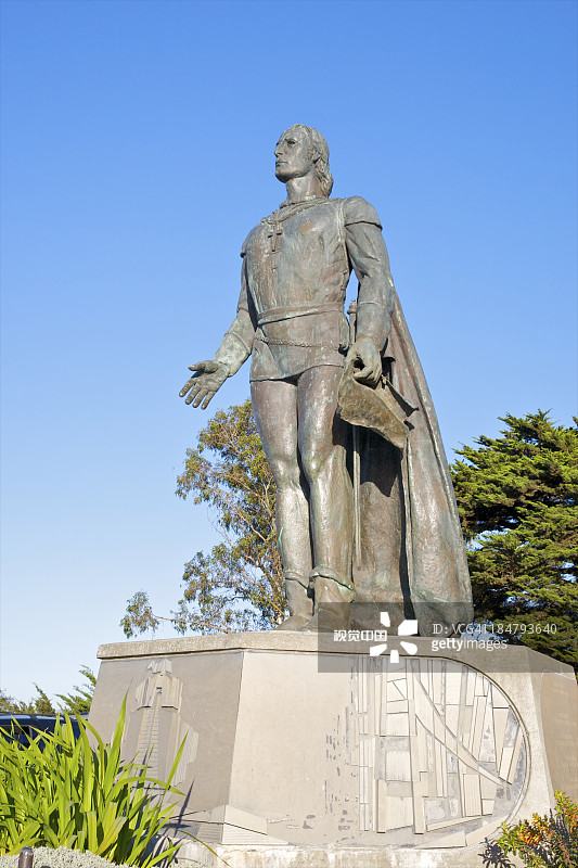 年轻著名水手的青铜雕像图片素材