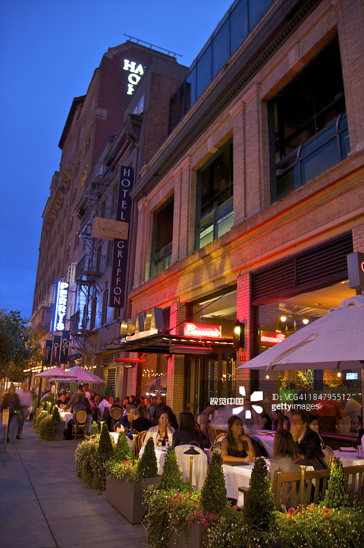 人们在户外城市餐厅用餐图片素材