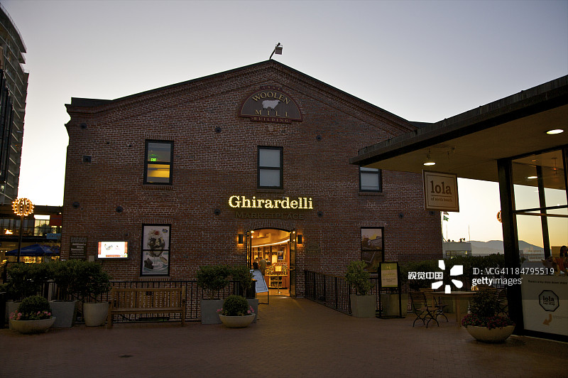 黄昏时分的旧式砖砌商业建筑图片素材