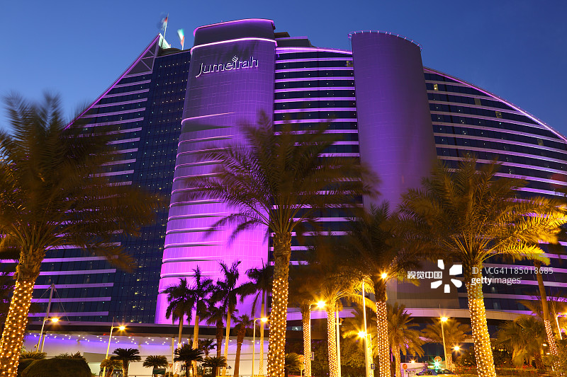 黄昏时分的朱美拉海滩酒店，紫色泛光灯图片素材