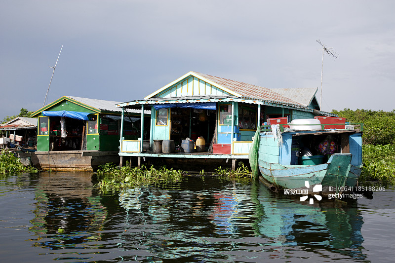 柬埔寨洞里萨湖上的三座水上房屋图片素材