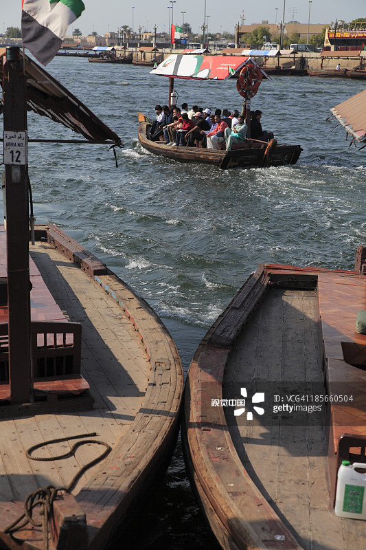 迪拜河上的阿拉伯水上出租车图片素材
