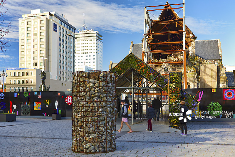 带有彩色围栏的损坏的大教堂图片素材