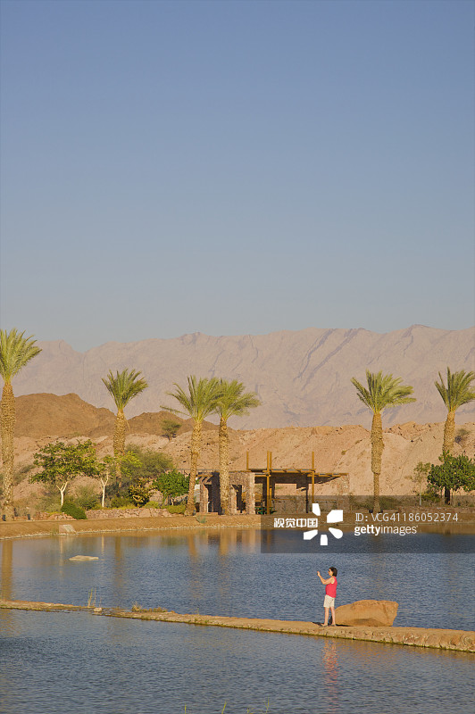 在狭长陆地附近的中年人图片素材