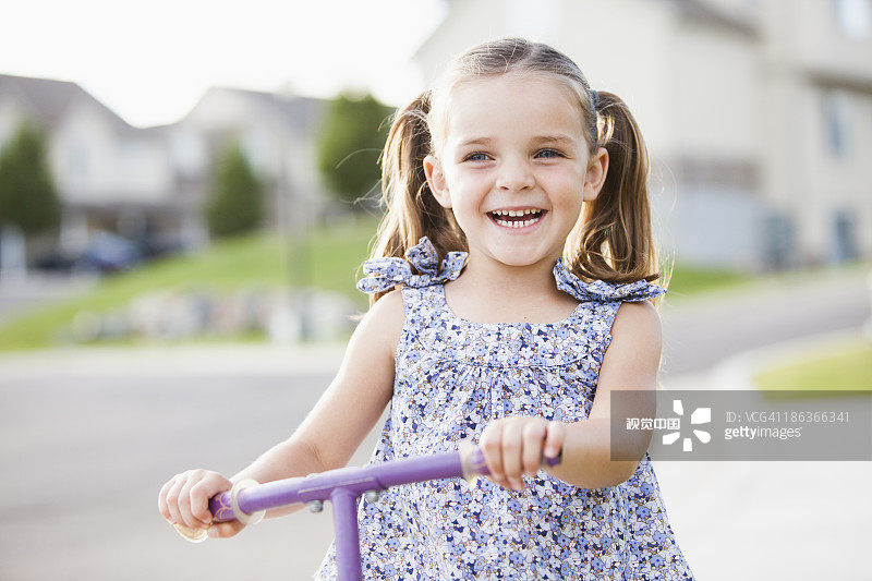 一个白人女孩在户外玩图片素材