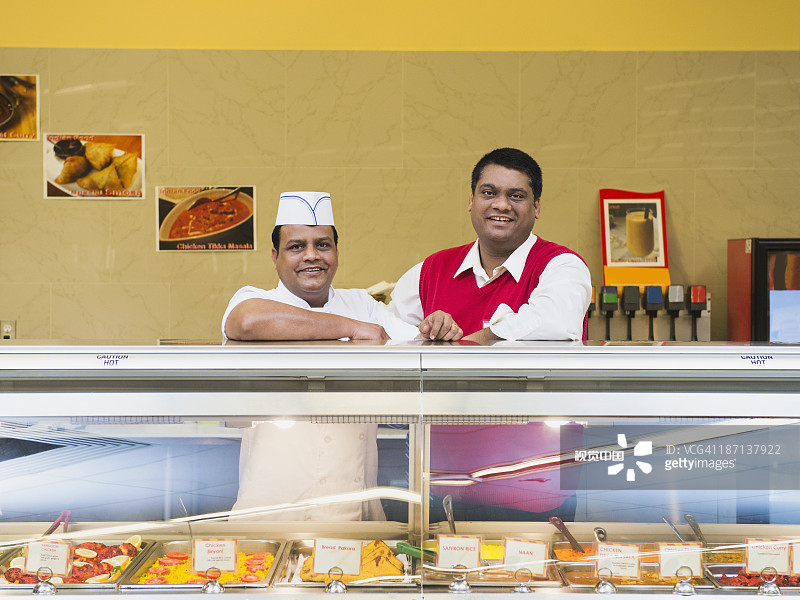 餐厅柜台后的商人和厨师图片素材