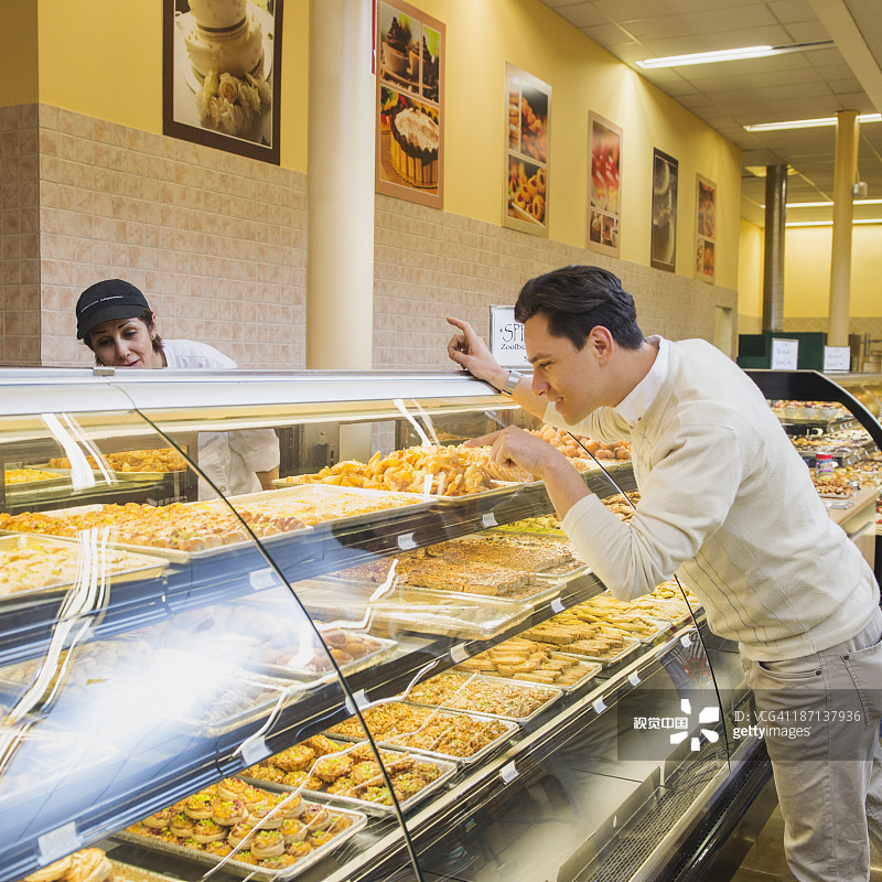 顾客在餐厅柜台点餐图片素材