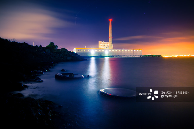 带有发电厂的污染海滩图片素材