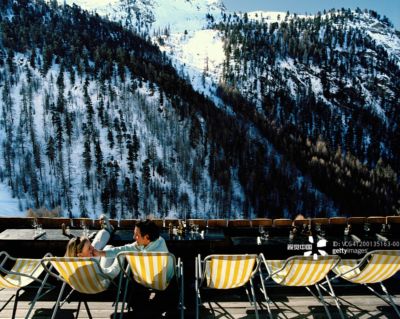 瑞士采尔马特：山间阳台上的情侣图片素材