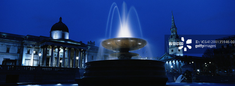 英国伦敦特拉法加广场夜景图片素材