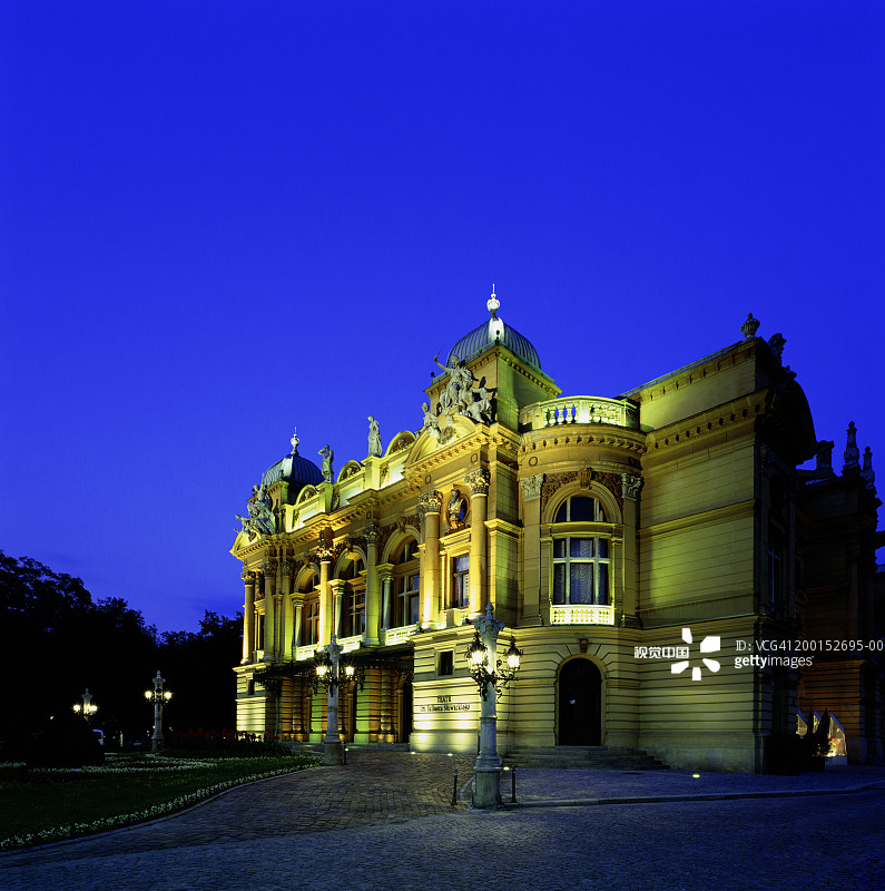 波兰克拉科夫尤利乌什·斯沃瓦茨基剧院黄昏景色图片素材