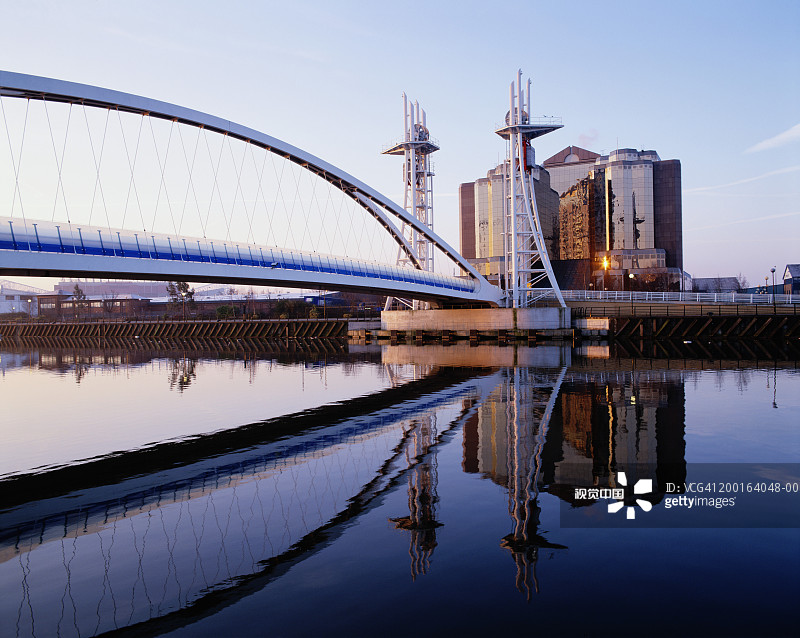 英国曼彻斯特：洛瑞艺术中心与千禧桥图片素材