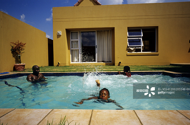 在游泳池里的南非中产阶级家庭图片素材