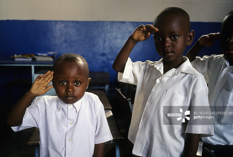 刚果金沙萨学校里敬礼的刚果男孩图片素材