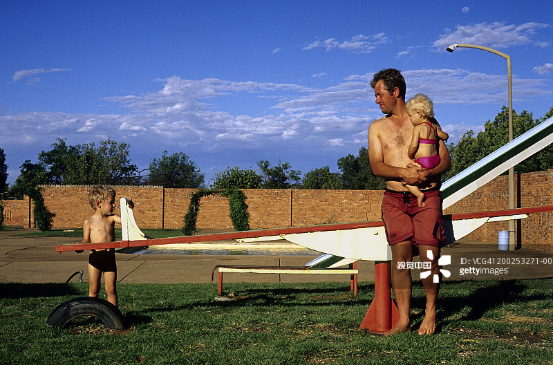在南非奥拉尼亚游乐场游玩的阿非利卡人家庭图片素材