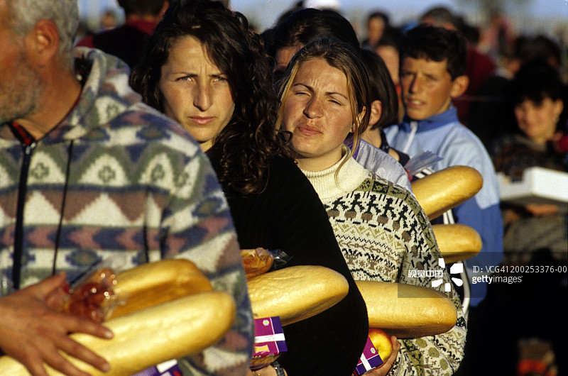 马其顿斯科普里难民营中排队领取食物的阿尔巴尼亚族难民图片素材