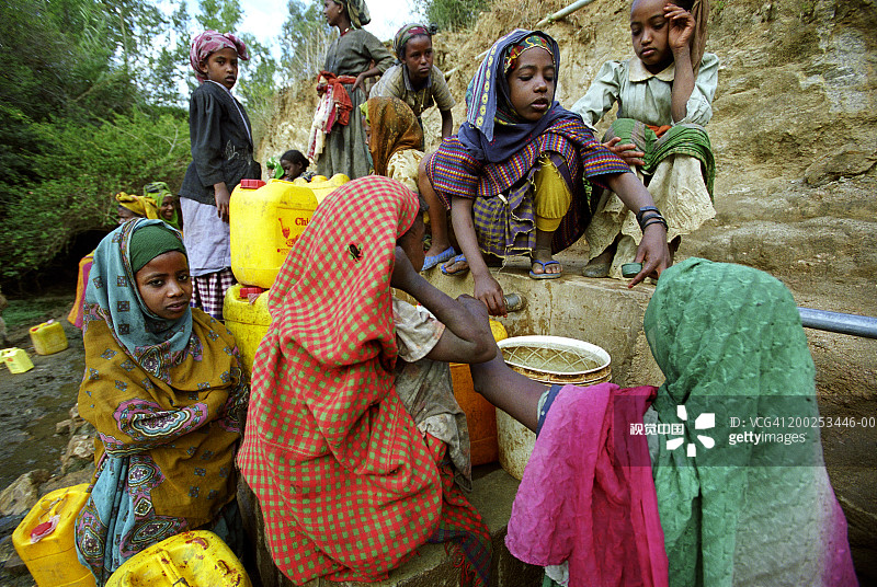 女子和女孩在埃塞俄比亚Erer山谷的乡村取水图片素材